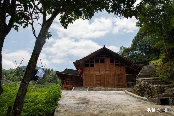 酉陽紅石溪，一座傳統而又美麗的土家山寨，以石頭呈紅色而得名