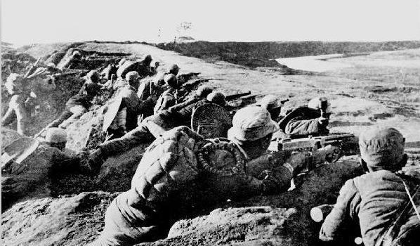 日軍懸賞八路軍戰士，戰士闖隊長家掏槍：我是你懸賞500大洋的人