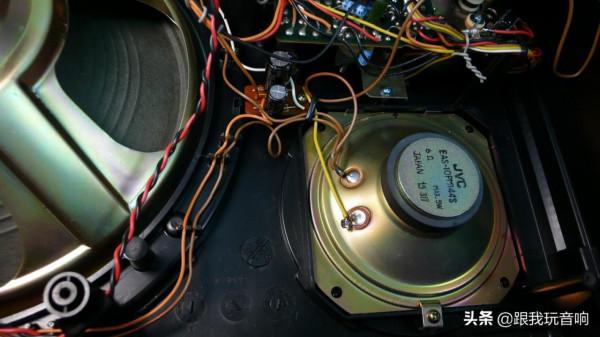 JVC 70年代推出的一款類似於真正的揚聲器,RC-550行動式收錄機 JVC 70年代推出的一款類似於真正的揚聲器,RC-550行動式收錄機