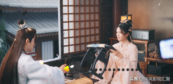 《長月燼明》羅雲熙化身攝影師，這個笑容很暖，白鹿的新衣好看