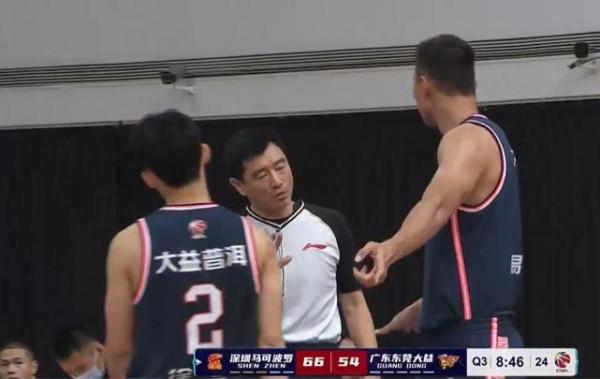 裁判也不敢吹！易建聯為何大罵徐傑？慢鏡回放：確實該罵