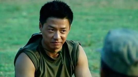 扮酷耍帥就別演軍人，看看這7位男星的表演