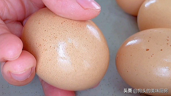 這技術煮荷包蛋太厲害了，不散花無白沫，又圓又光滑，太簡單了