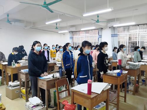 高三女生每天凌晨5點到教室學習,自律感動老師,評論區“翻車” 高三女生每天凌晨5點到教室學習,自律感動老師,評論區“翻車”