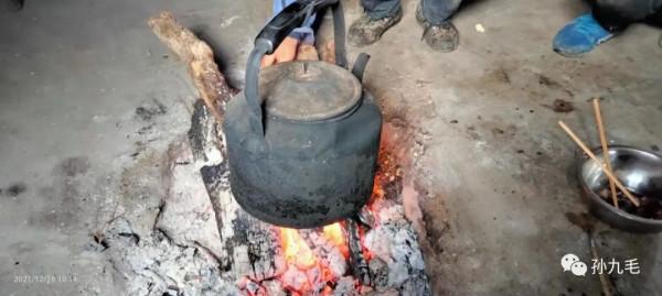 彝寨辦殺豬宴啦!村裡人都過來吃 彝寨辦殺豬宴啦!村裡人都過來吃