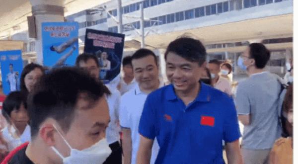 跳水五金王載譽而歸!當地領導親自接站,大V稱他將獲100萬獎金 跳水五金王載譽而歸!當地領導親自接站,大V稱他將獲100萬獎金