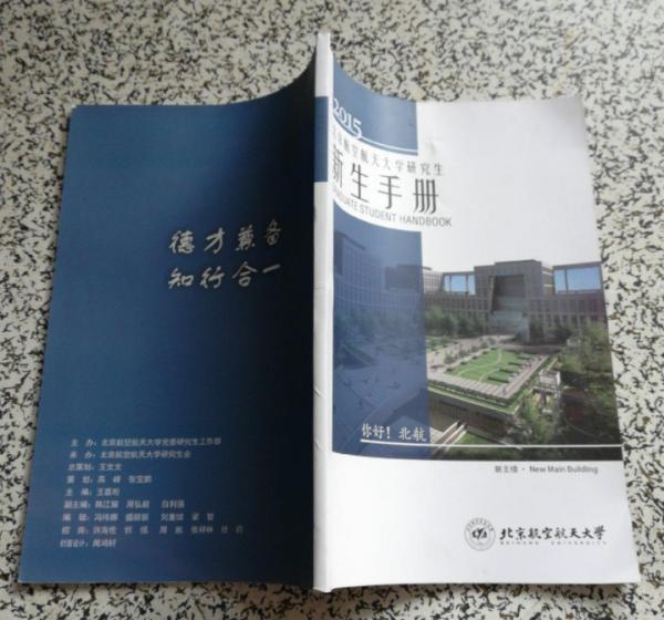 帶牛奶入校被拒，倆老實學生校門口喝掉半箱，網友：看著好心酸