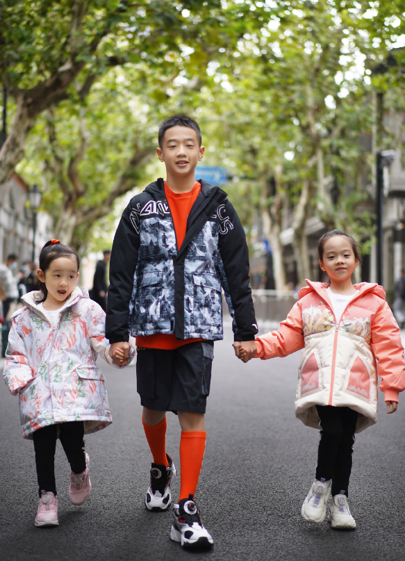 楊陽洋攜雙胞胎妹妹拍大片，楊威基因太強大，三個孩子眼睛都像他