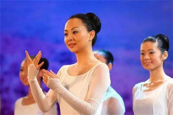 當年，被富商苦追8年的千手觀音聾啞人領舞，如今過得怎麼樣