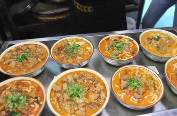 陝西大哥獨創美食，6元漲至22元，稱霸縣城20年，不怕別人學技術