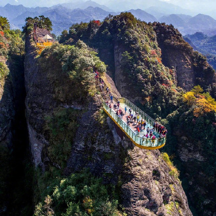 乘高空纜車,在天脊上行走,登玻璃觀景平臺享360°視覺盛宴 乘高空纜車,在天脊上行走,登玻璃觀景平臺享360°視覺盛宴