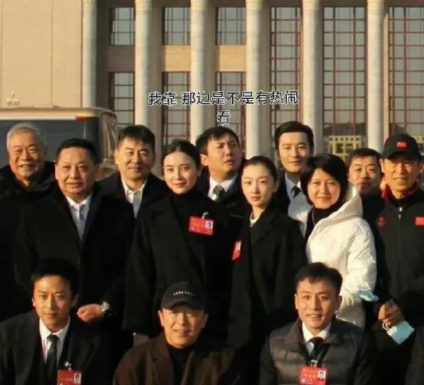 大合照裡的沈騰到底都在看些啥？