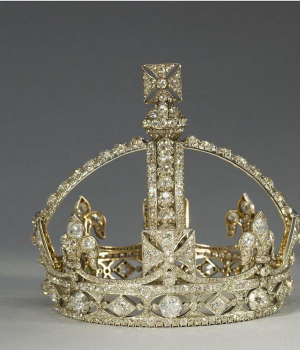 大戶就是不一樣,一下頭戴兩頂頭飾,連詩麗吉王后都無法與之相比 大戶就是不一樣,一下頭戴兩頂頭飾,連詩麗吉王后都無法與之相比