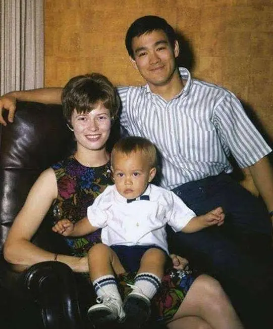 巨星傑克遜的子女都變白，這個歐洲王子偏娶黑人，小王子也是黑人