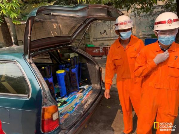 他從非洲走路到中國，15雙鞋報廢