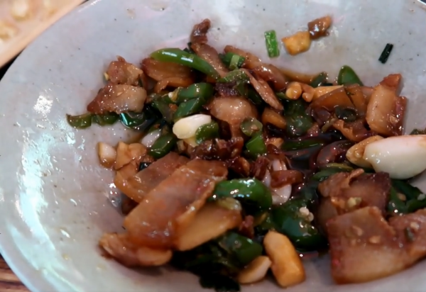 廣西長髮村的美食，竹筒當鍋又當碗，1個28元，吃的時候是糊的