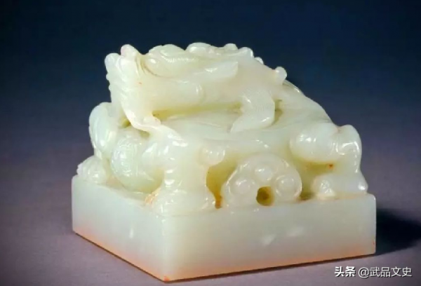 和氏璧是環狀的,怎麼雕琢成秦始皇手裡,四四方方的傳國玉璽? 和氏璧是環狀的,怎麼雕琢成秦始皇手裡,四四方方的傳國玉璽?