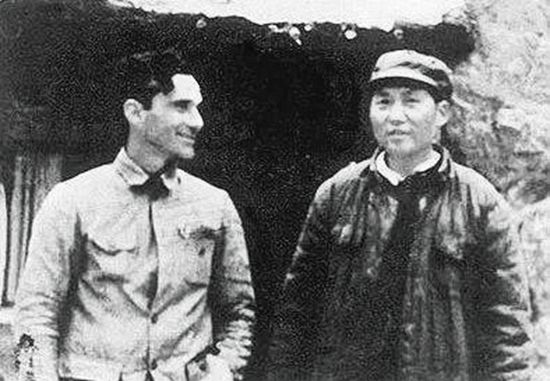 毛主席學英語忘記下飛機，空姐上前提醒，主席：也不留我們吃飯