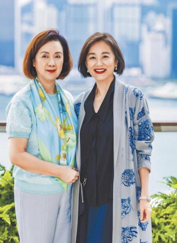 66歲林青霞與閨蜜聚會，站c位穿長裙塗紅唇風韻不減，73歲甄珍憔悴不少