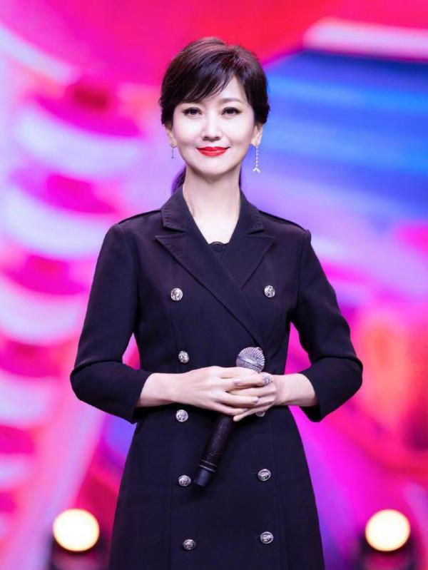 65歲趙雅芝與小兒子同臺,穿西裝裙優雅氣質,二人不像母子像姐弟 65歲趙雅芝與小兒子同臺,穿西裝裙優雅氣質,二人不像母子像姐弟