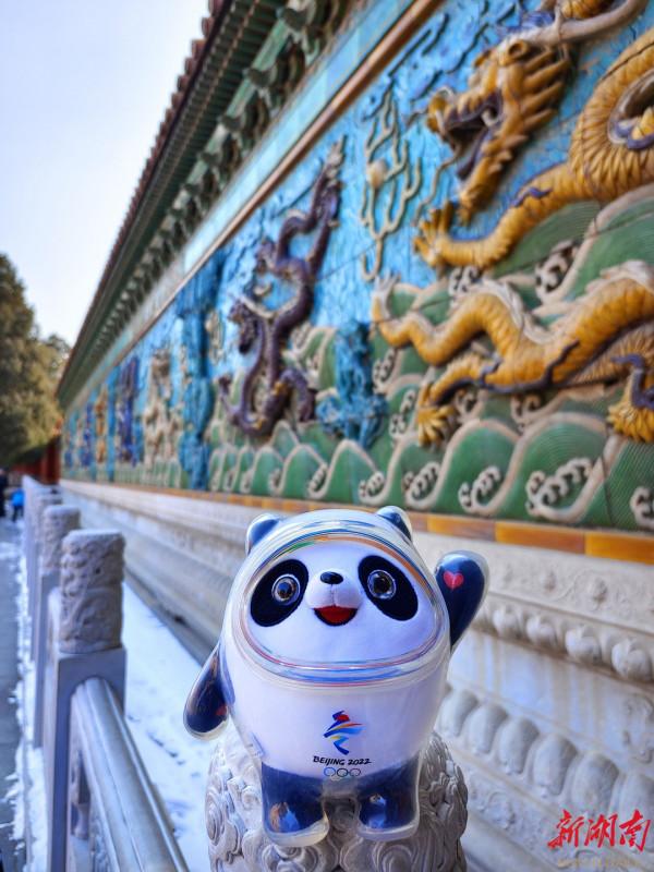 圖集｜&OpenCurlyDoubleQuote;頂流&rdquo;遇&OpenCurlyDoubleQuote;頂流&rdquo;，元宵節冰墩墩遊故宮