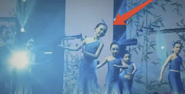黃磊小女兒首次登臺演出大成功！穿藍色露臍裙美成孔雀，手臂好長