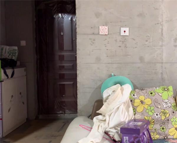 杭州老哥“窮裝”4室毛坯房,三口人住四面水泥牆的家,低欲生活 杭州老哥“窮裝”4室毛坯房,三口人住四面水泥牆的家,低欲生活