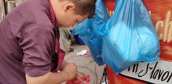 阿富汗10歲男孩在街頭賣薯條，靠自己養家餬口，懂事得讓人心疼