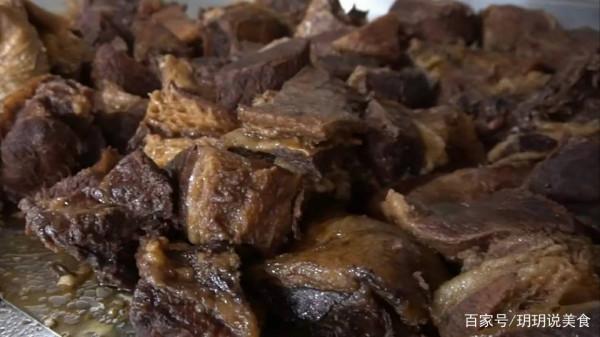 河北大哥在自家賣美食，一口鍋能裝下兩頭牛，日入5萬，絕不外傳