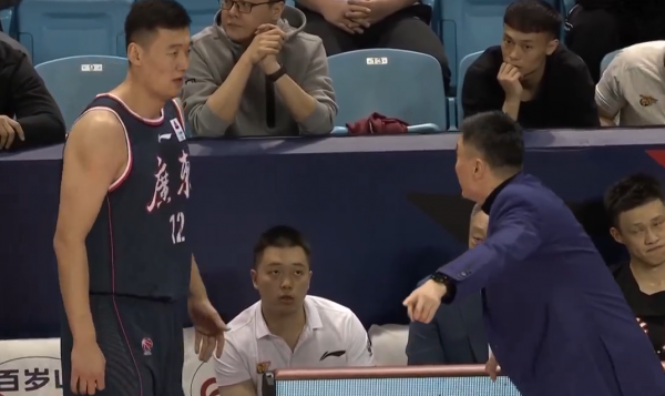 大爭議！廣東落後20分杜鋒愛將兇狠鎖喉山西外援，裁判吹普通犯規