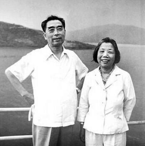 1992年周總理侄子周榮慶病逝，臨終對妻子說：該和你一起看看七媽