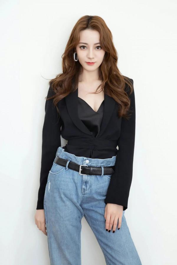 迪麗熱巴穿牛仔褲比穿裙子好看顯的青春有活力