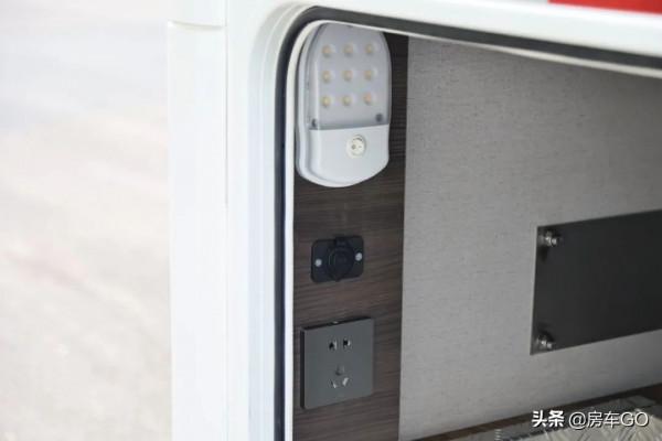 6座雙臥獨立淋浴房車,獨特佈局加大生活區,適合一家人長途旅行 6座雙臥獨立淋浴房車,獨特佈局加大生活區,適合一家人長途旅行