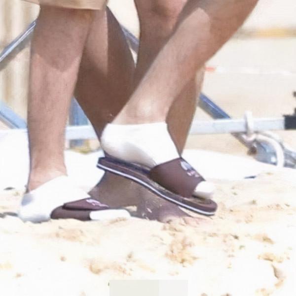 白宇這是真的來度假的吧？大褲衩涼拖，一個字：嗨