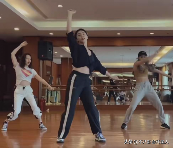 47歲賈靜雯，41歲張柏芝，這5位女星連生三個娃，還能保持好狀態