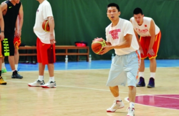 CBA唯一四雙胡雪峰，與鞏曉彬爭球重傷，李曉勇想推他去NBA