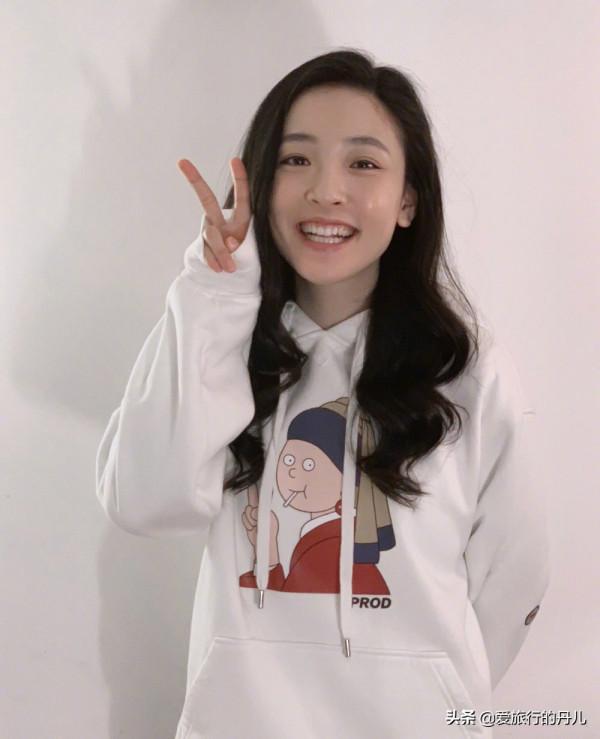 吳倩穿衣真有少女感！身穿白色連帽衛衣，可愛又俏皮