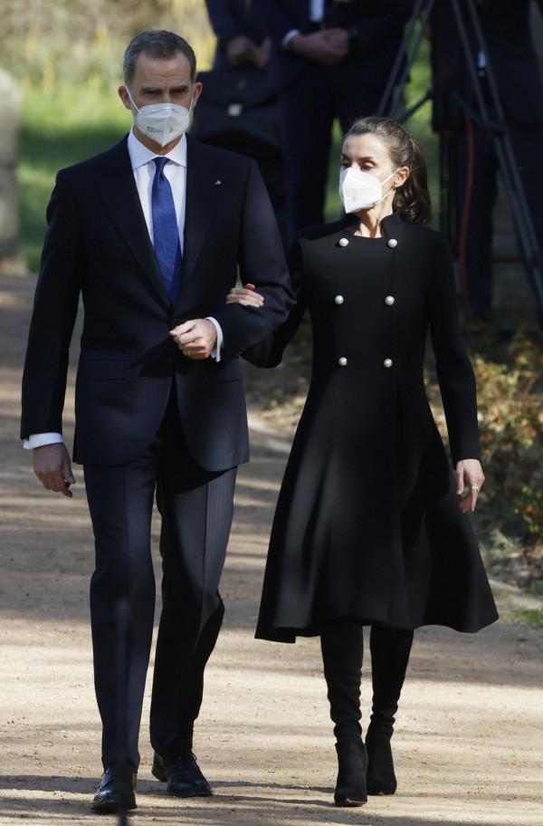 降溫怎麼穿搭?西班牙王后抗凍有一套,時尚並不意味著一定露腿 降溫怎麼穿搭?西班牙王后抗凍有一套,時尚並不意味著一定露腿