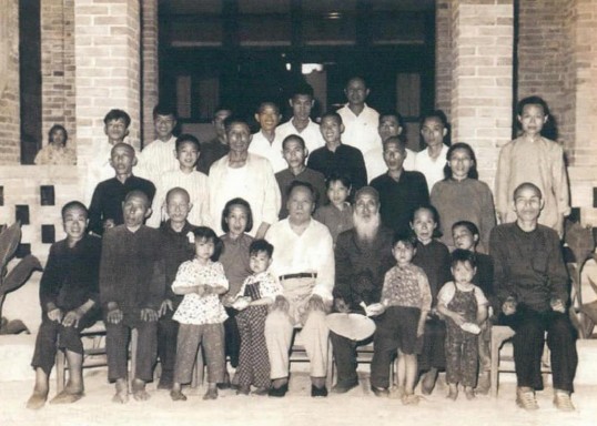 1959年，毛主席重回韶山，共和3000名鄉親握手，最後手竟然握腫了