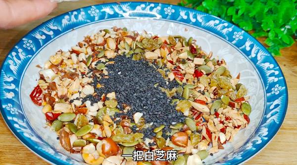 把麵條放進滾燙的油鍋中，瞬間變美食，簡單易做，吃一次就忘不了