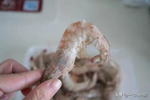 大蝦直接冷凍？難怪蝦變黑肉質差。給它加點“料”，3個月也新鮮