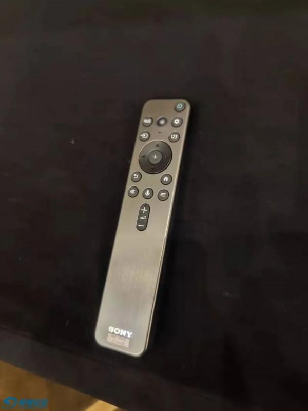 手感更好了，還附帶尋找功能-索尼電視2022款新版遙控器實物照片