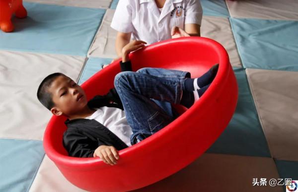 雙胞胎兄弟出生僅相隔5分鐘，卻因媽媽一時大意，命運天差地別