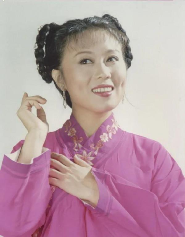 “黃梅歌后”吳瓊：42歲嫁小15歲老公，跟公婆做朋友，59歲似凍齡