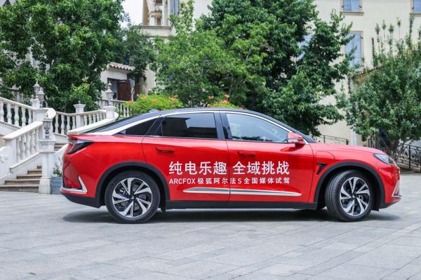 真實試駕極狐阿爾法S：底盤超穩，智慧輔助駕駛系統有點意思！