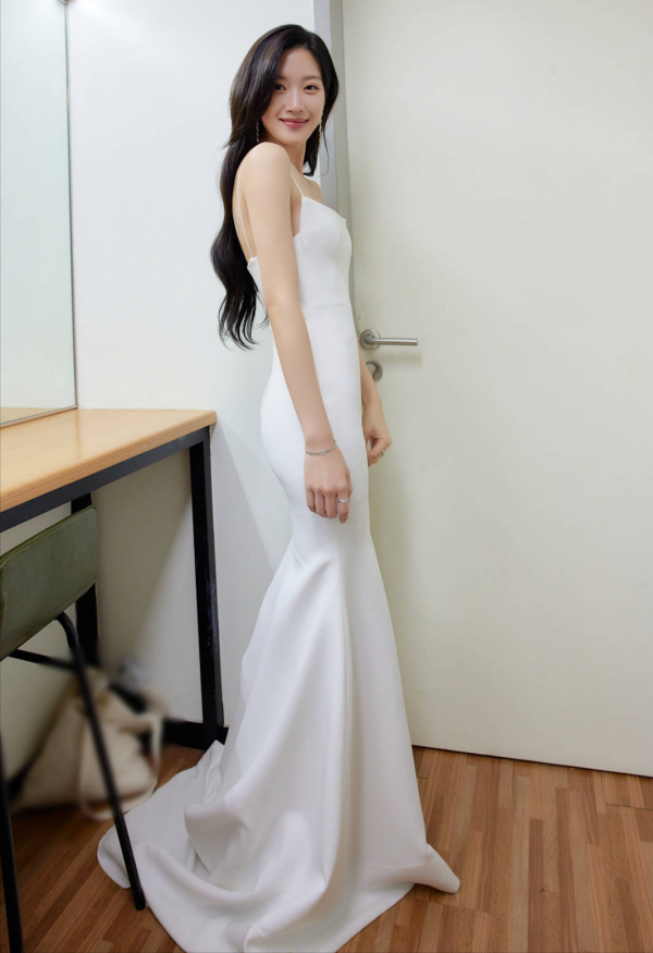 倪妮、文佳煐PK魔鬼身材,同穿吊帶裙韻味不同,基礎款穿出高階感 倪妮、文佳煐PK魔鬼身材,同穿吊帶裙韻味不同,基礎款穿出高階感