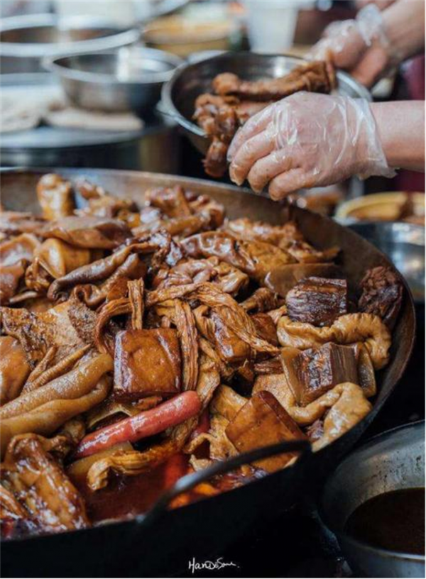 丈夫病逝後，農村媽媽打工擺攤養育三胞胎，仨兒子一個比一個爭氣