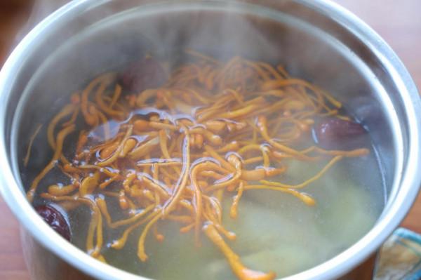 天氣冷，喝一碗熱湯全身暖乎乎的，營養鮮美又養胃，太舒服了