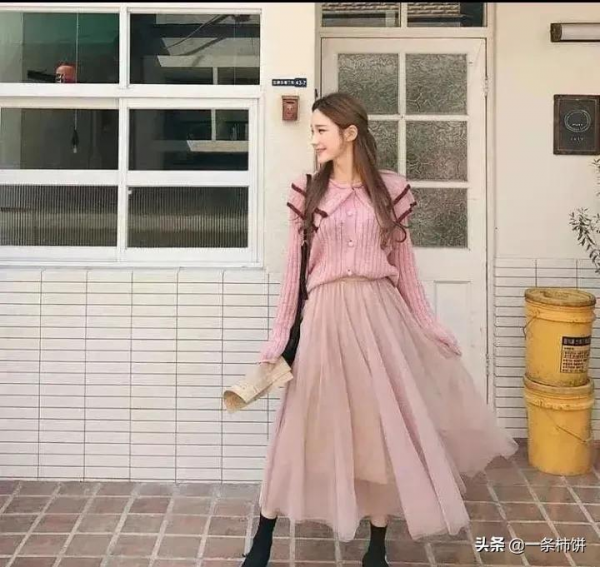 小個子女生冬天怎麼穿？毛線衣+裙子，選對了，顯高10釐米