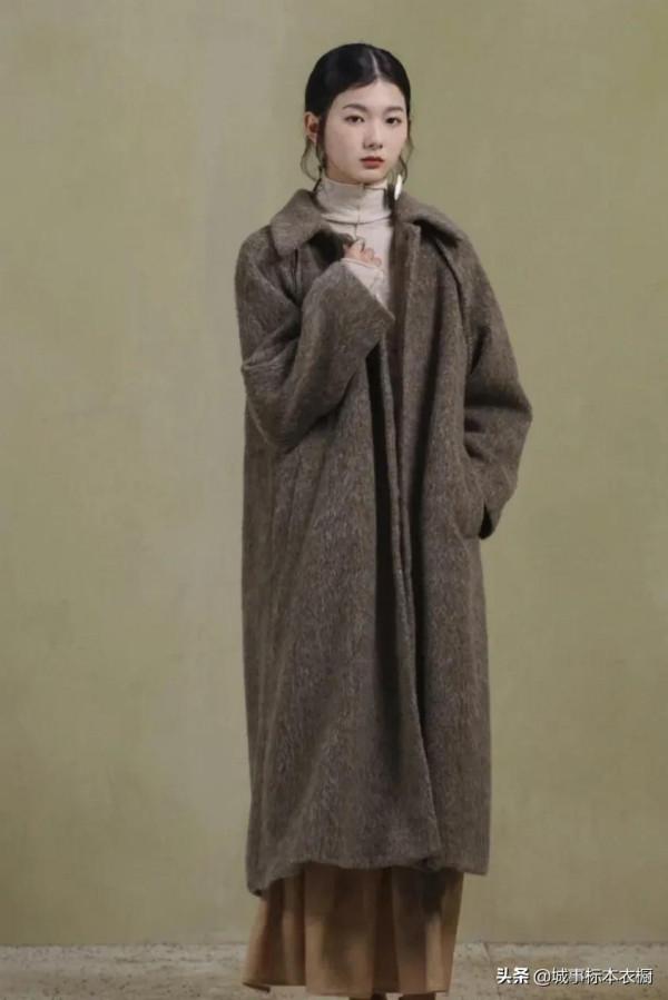 靜謐如大地的羊毛外套交織紋理的深調色系,如冬日的肌理 靜謐如大地的羊毛外套交織紋理的深調色系,如冬日的肌理